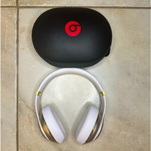 Beats wireless satin gold Solo3 headphones
